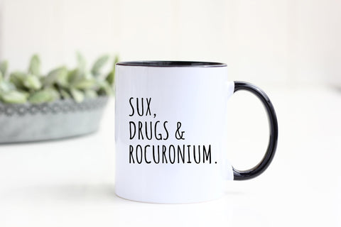 Taza cerámica Yalocib 11oz con impresión detallada, perfecta para café matutino.