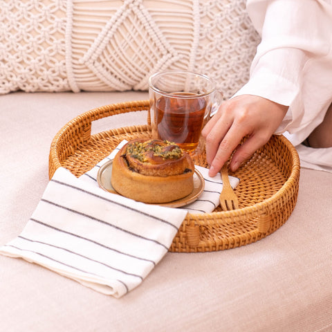 Bandeja YANGQIHOME ideal para café y té en la sala.