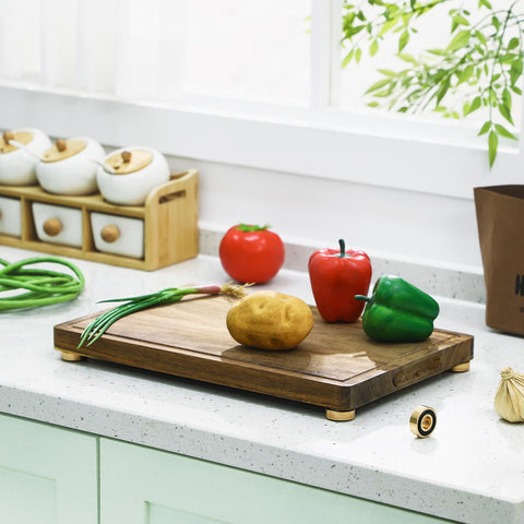 Yaocom: protección de superficies en cocina con patas de latón.