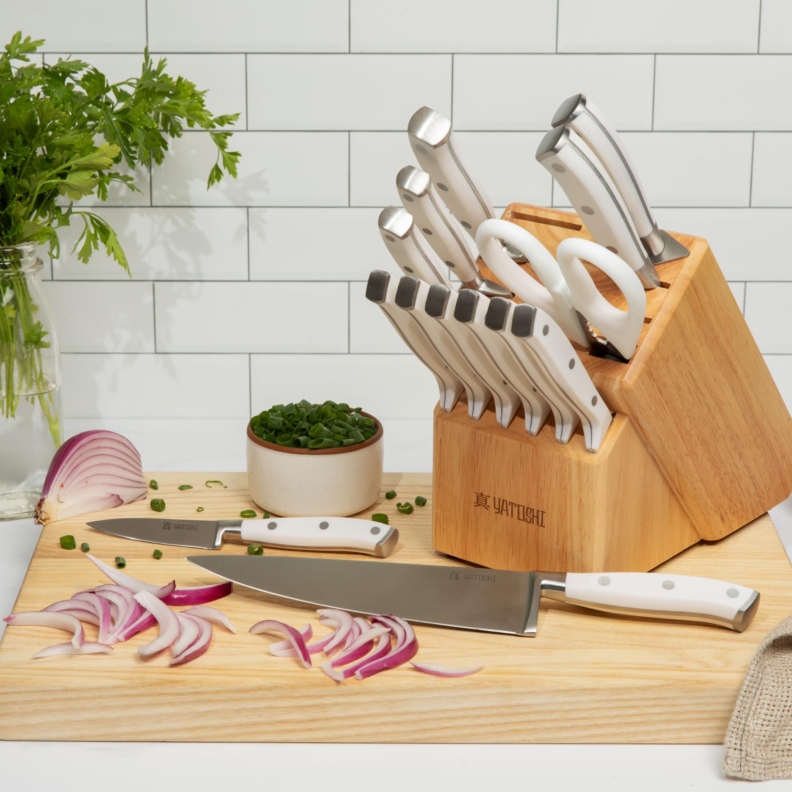 Cuchillo Santoku 5 pulgadas de Yatoshi, versatilidad en verduras y carnes.