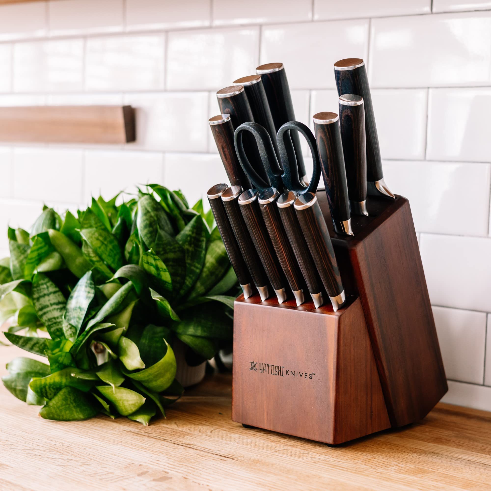 Yatoshi Knives hoja con patrón ondulado para mayor precisión