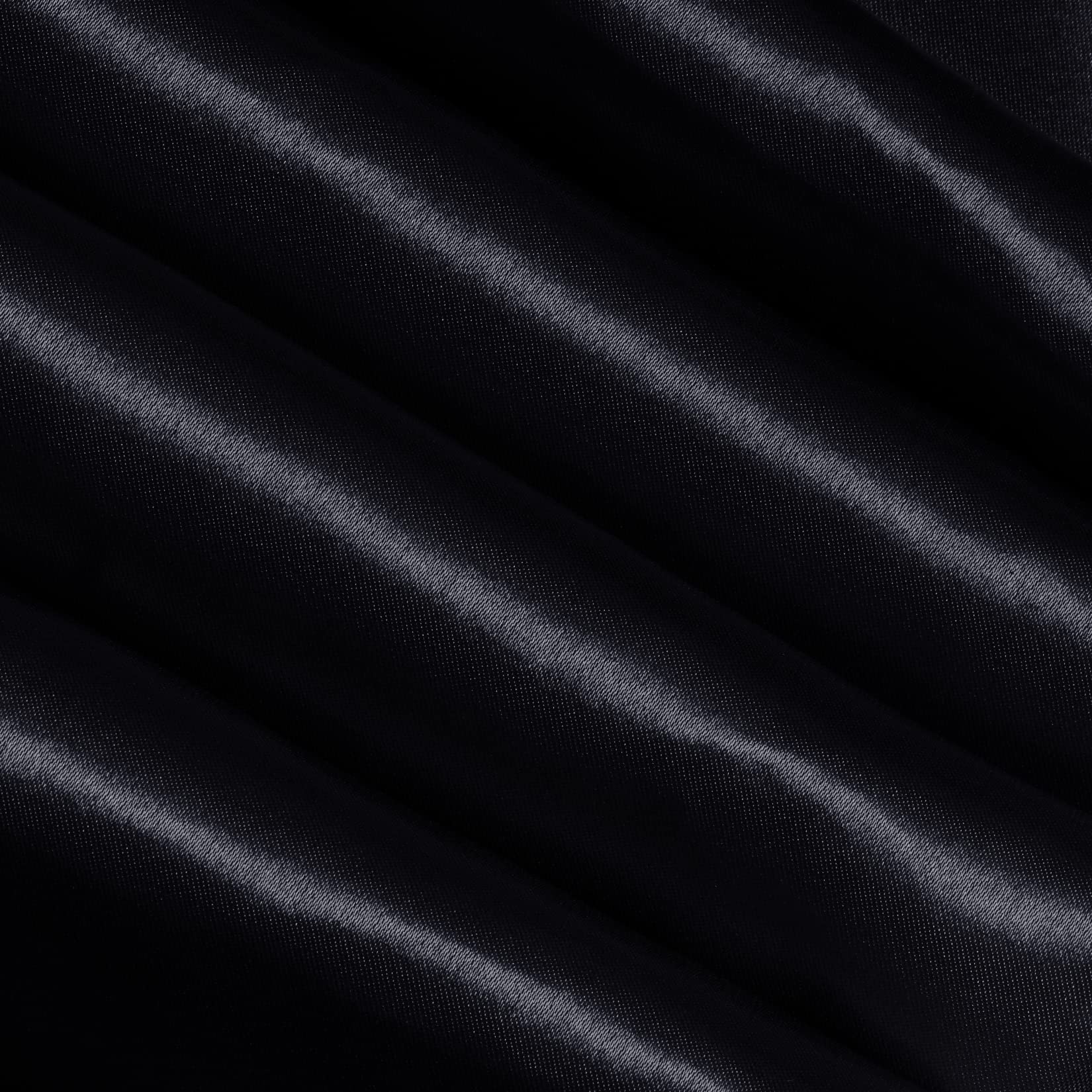 Detalle de brillo satinado en el camino de mesa Yeabwps con textura suave.