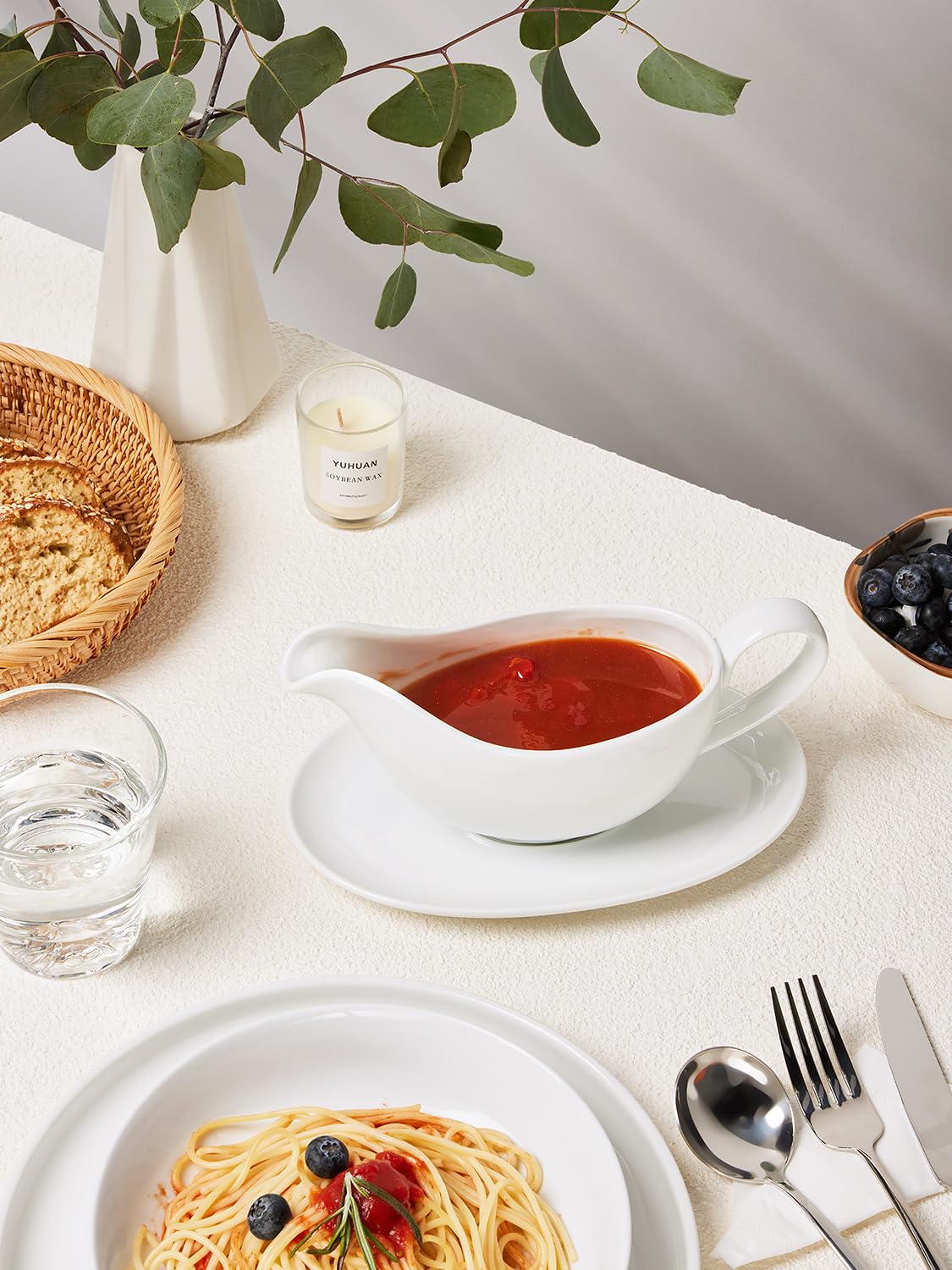 Yedio sirve salsas en la mesa con estilo y precisión.