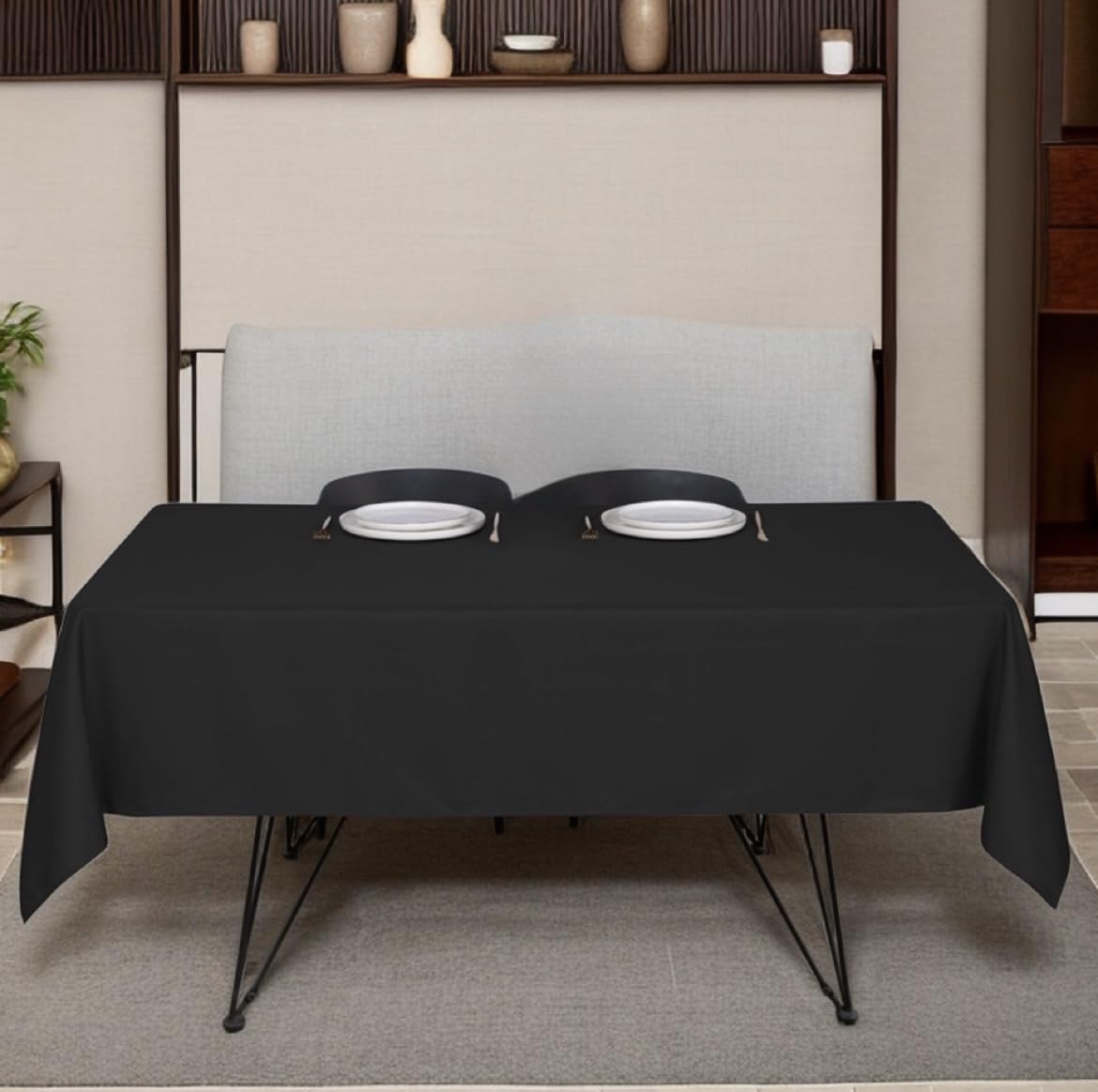 Presentación de mesa profesional con mantel negro Yemosa