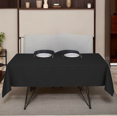 Presentación de mesa profesional con mantel negro Yemosa