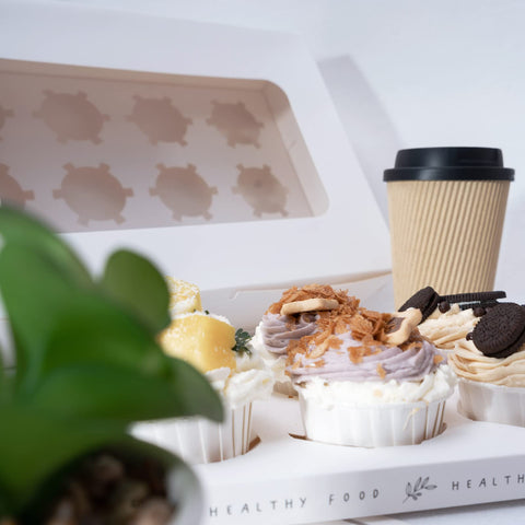 Cajas blancas Yeplan protegen y muestran pasteles y galletas con estilo.