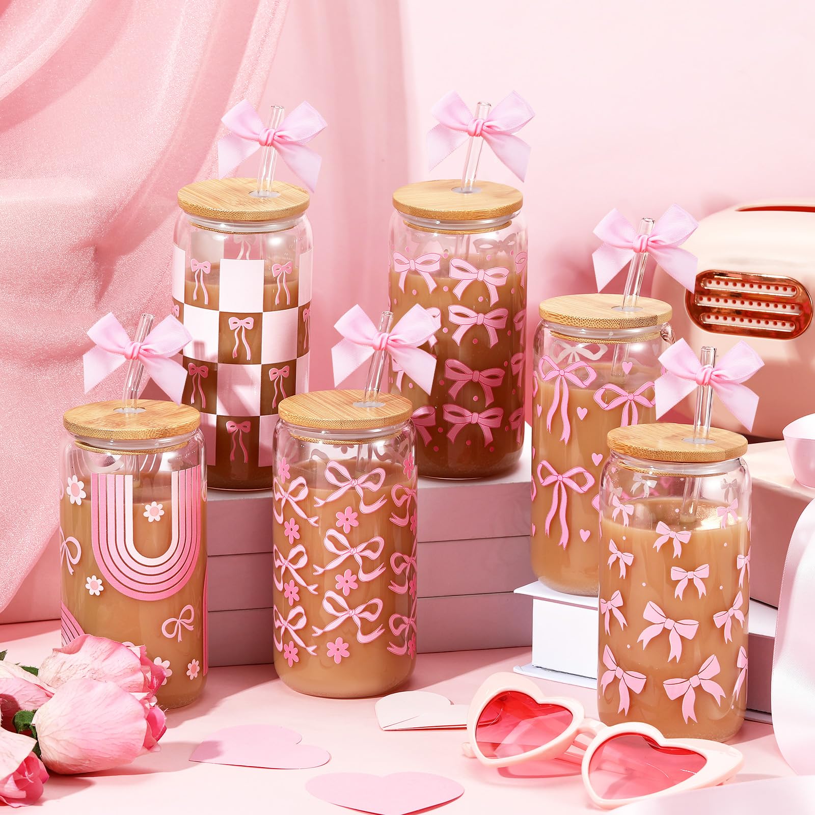 Yetene vasos con corazon rosa, brindis y momentos festivos.