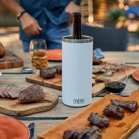 YETI Rambler Enfriador, anillo antideslizante brinda estabilidad en la mesa.