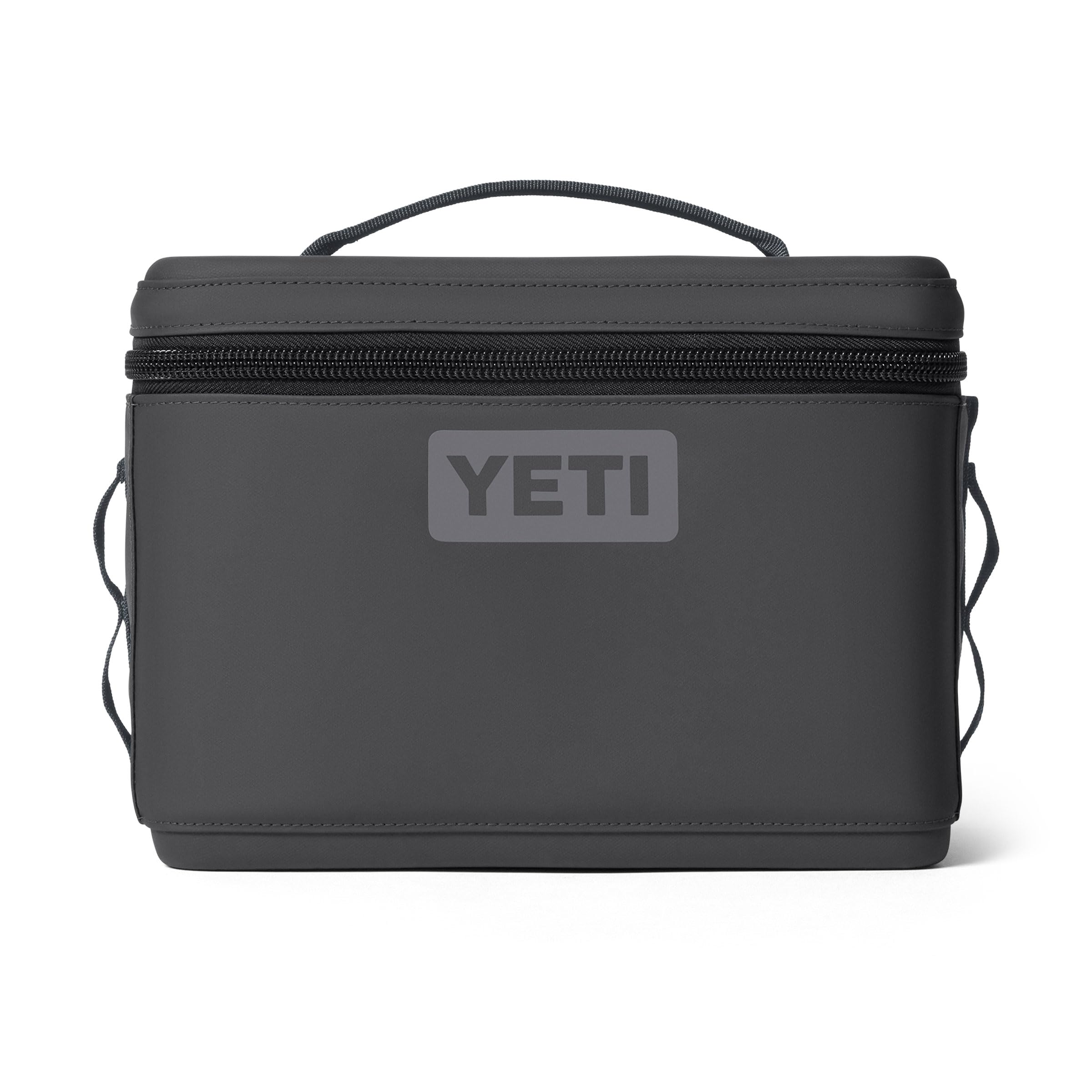 YETI Daytrip 9L vista frontal en carbón mostrando cierre y logo, protección y estilo