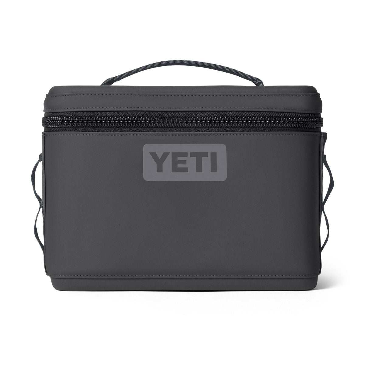 YETI Daytrip 9L vista frontal en carbón mostrando cierre y logo, protección y estilo