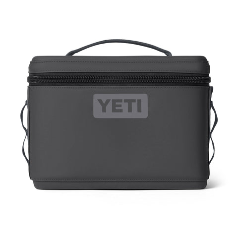YETI Daytrip 9L vista frontal en carbón mostrando cierre y logo, protección y estilo