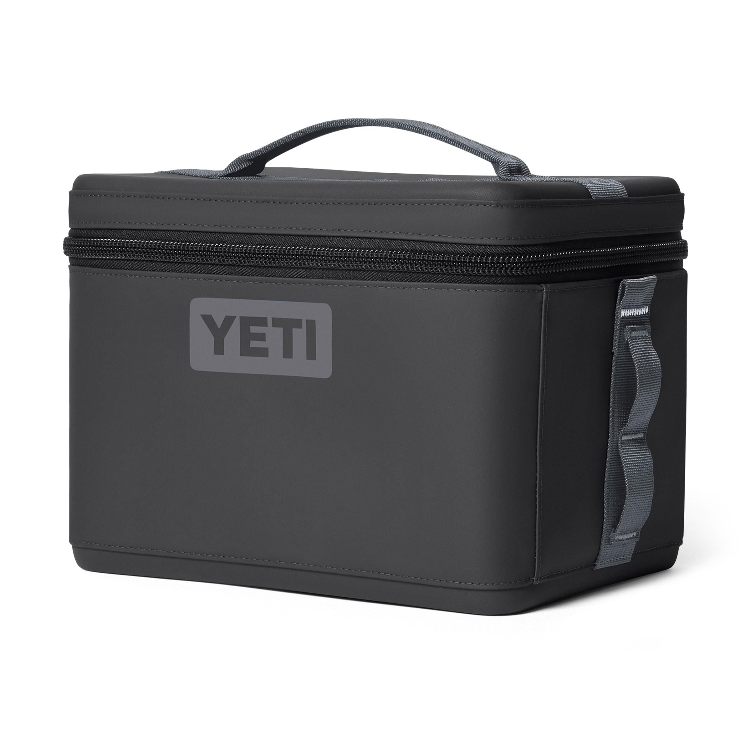YETI Daytrip junto a una mano para comparar escala y capacidad práctica