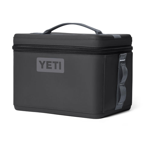 YETI Daytrip junto a una mano para comparar escala y capacidad práctica