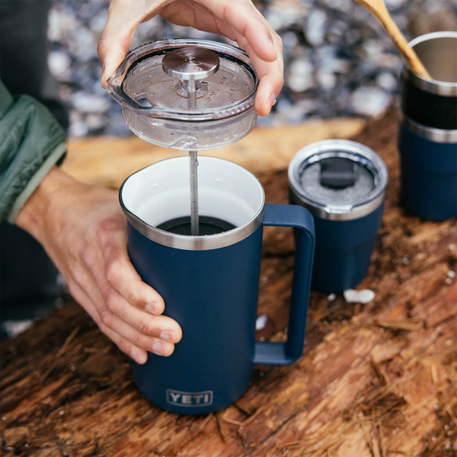 YETI Rambler 64 oz con dimensiones para almacenamiento práctico