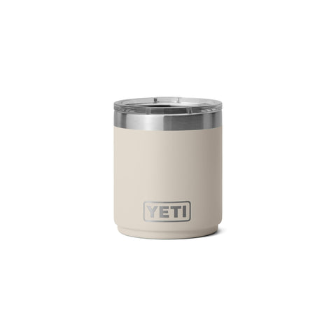 YETI Rambler 10 oz Lowball 2.0 con tapa magnética deslizante frente; uso diario.