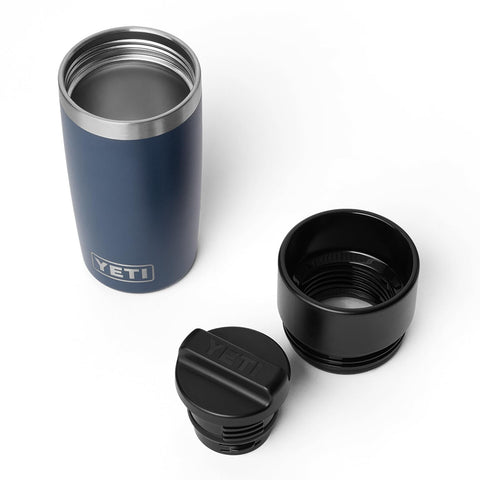 Portavasos integrado de la YETI Rambler 12oz para uso cómodo en coche.
