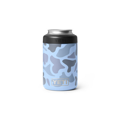 YETI Rambler Colster 12 oz con camuflaje azul mantiene la lata fría en exteriores.