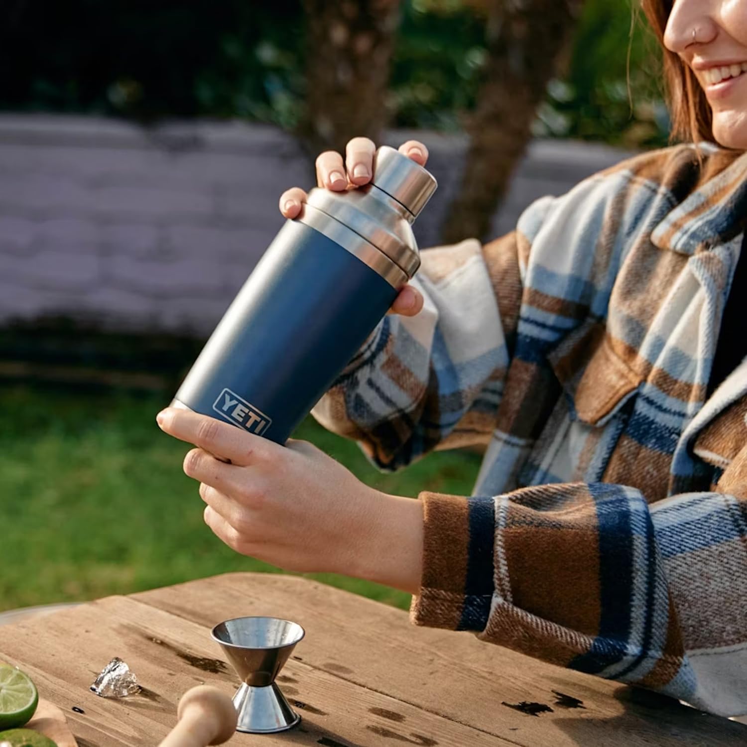 YETI Rambler coctelera blanco portátil para fiestas al aire libre.