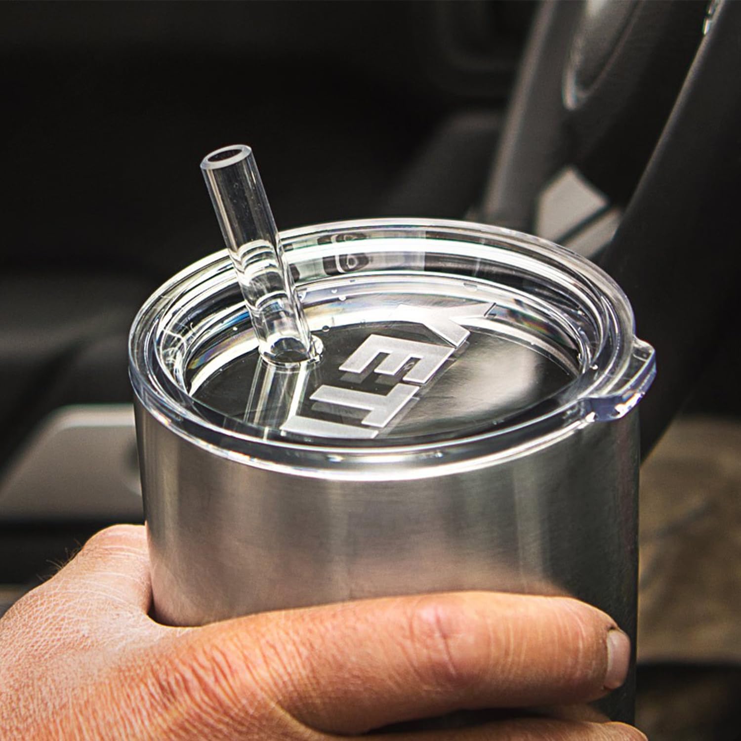 Tapa YETI Rambler 20 onzas con pajita duradera para bebidas frías.