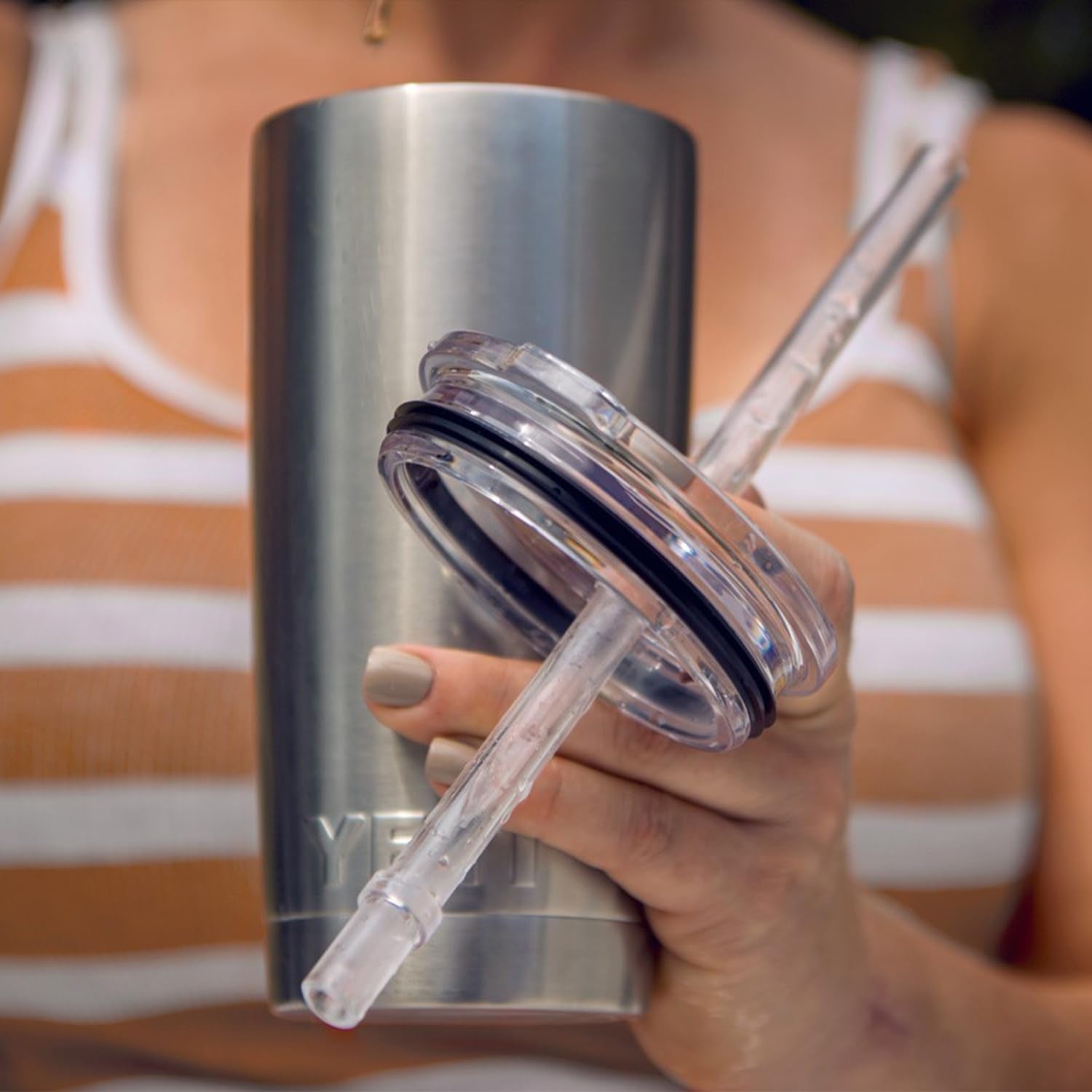 Tapa YETI Rambler 20 onzas con pajita ergonomica para beber.