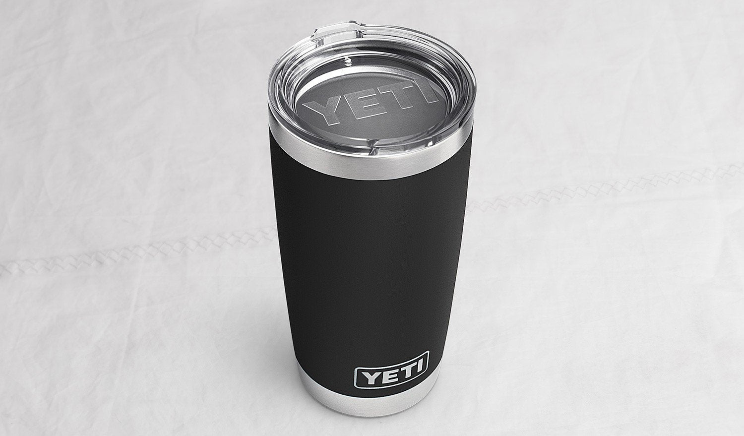 YETI Rambler 20 oz con aislamiento de doble pared para temperatura estable.
