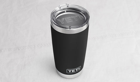 YETI Rambler 20 oz con aislamiento de doble pared para temperatura estable.