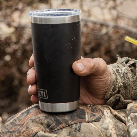 YETI Rambler 20 oz apto para lavavajillas, limpieza rápida.