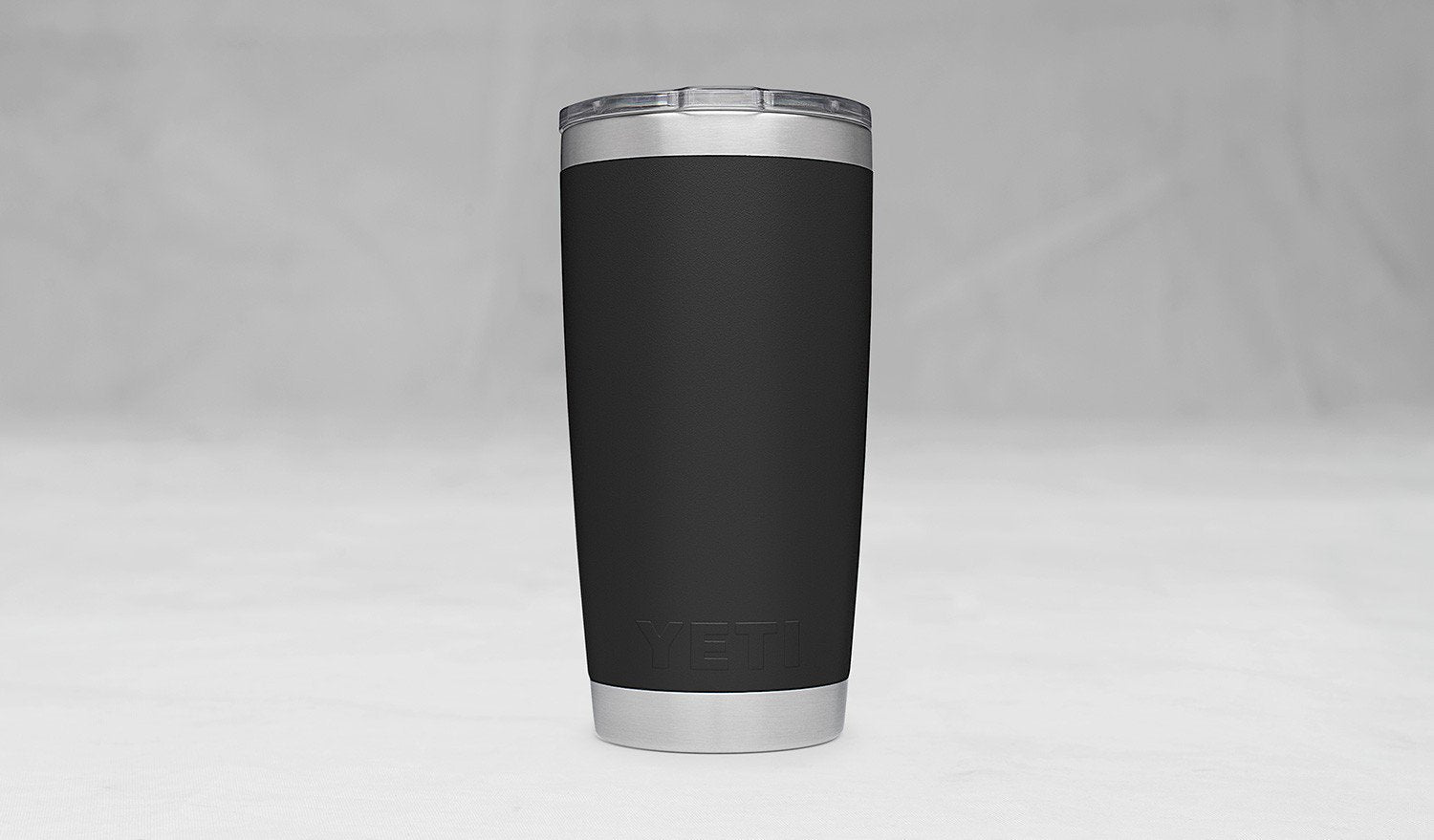 YETI Rambler 20 oz con tapa transparente, ideal para ver tu bebida sin abrir.
