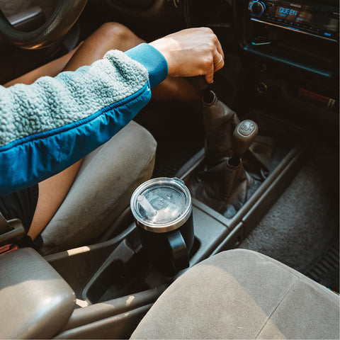YETI Rambler 25oz diseño ergonómico, agarre cómodo.