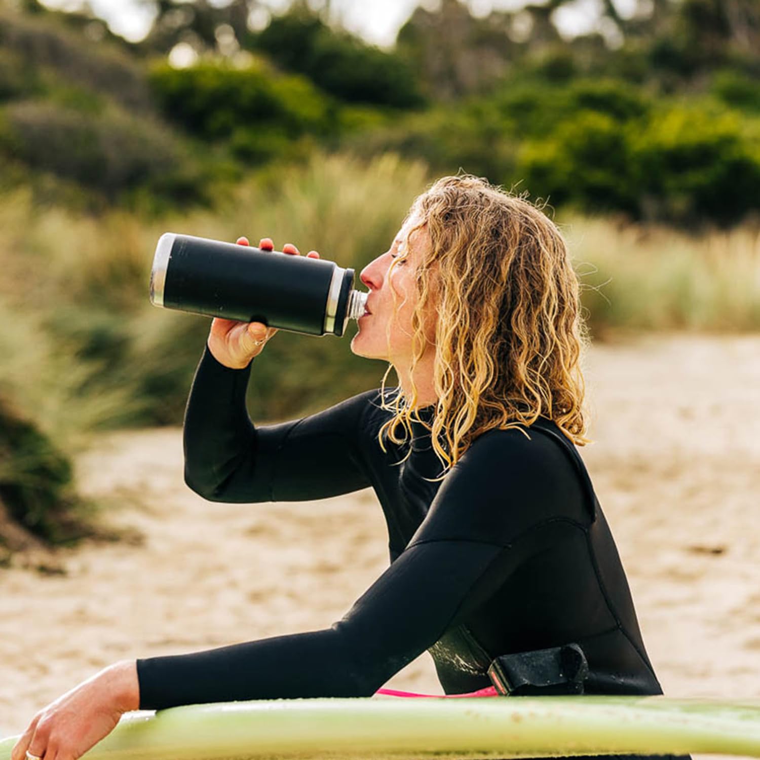 La YETI Rambler 26 oz mango-triplehaul permite agarrar y verter con comodidad.