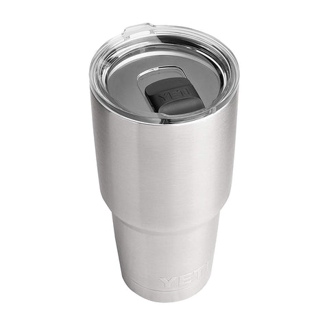 Rambler 30oz de YETI frente, acero inoxidable y duradero para uso diario