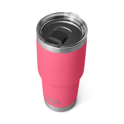 Rambler 30 oz color Tropical Pink de YETI con Duracoat resistente para uso diario.