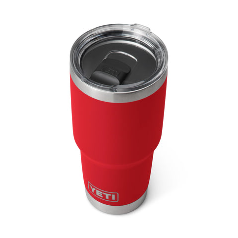 YETI Rambler 30 oz en rojo de rescate para visibilidad y estilo.