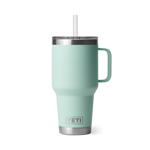 YETI Rambler con asa elevada en verde azulado suave, cómodo para llevar.