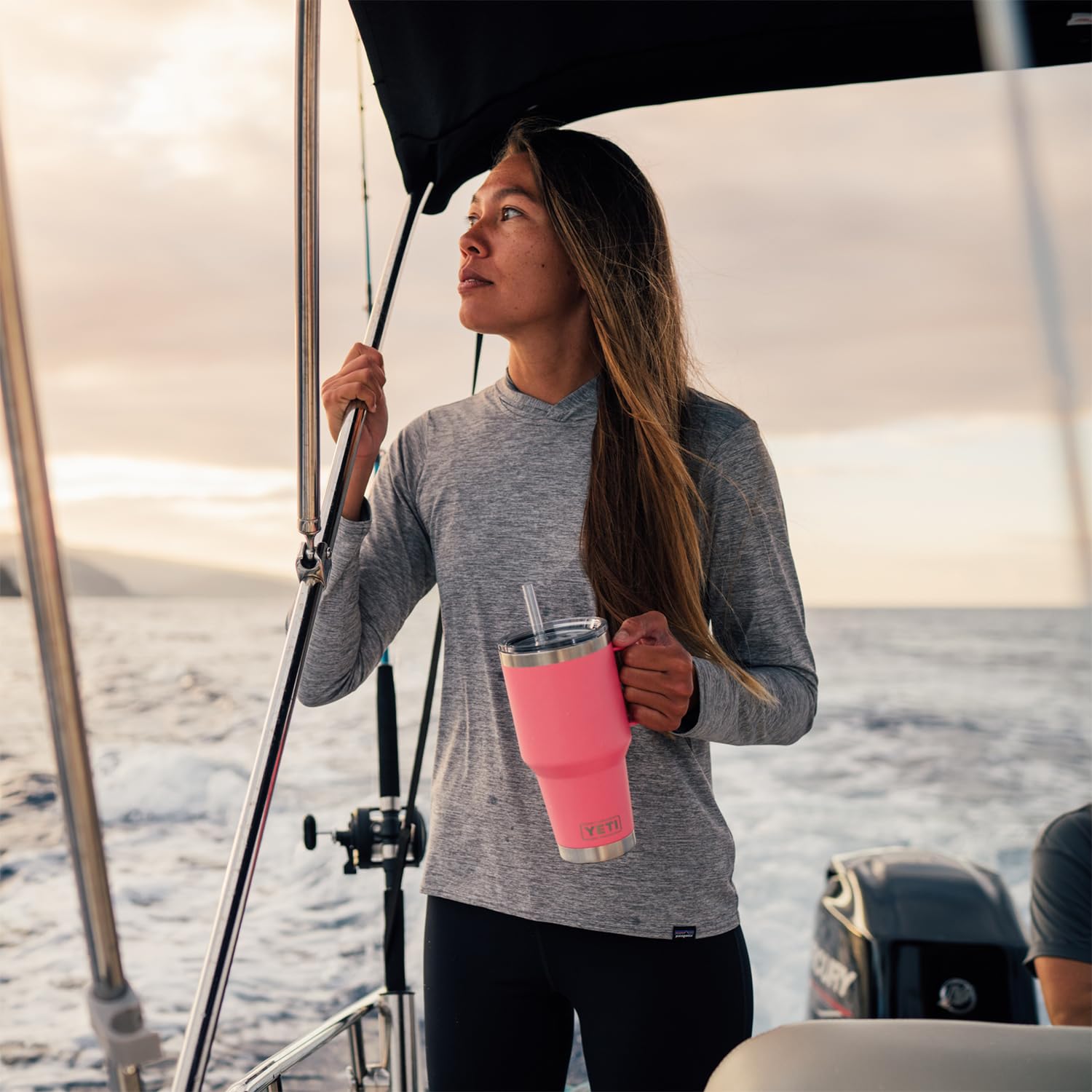 Rambler de 35 oz con aislamiento doble para bebidas frías en rosa tropical.