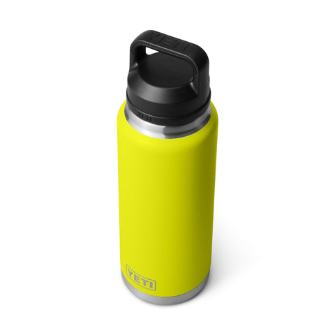 YETI Rambler 36 oz, usado al aire libre, ideal para senderismo.
