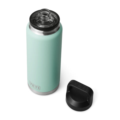 YETI Rambler 36 oz en color verde azulado, diseño resistente para exteriores.