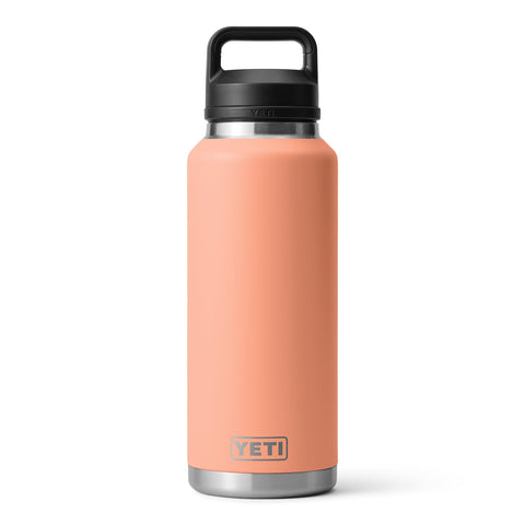 YETI Rambler 46 oz con asa ergonómica para transportar con comodidad.