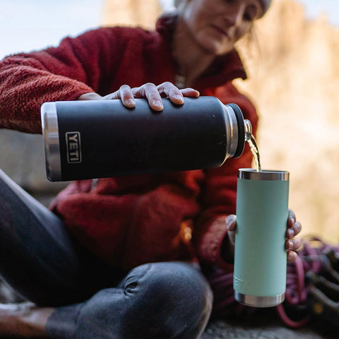 Asa TripleHaul de la YETI Rambler facilita llevarla con comodidad.