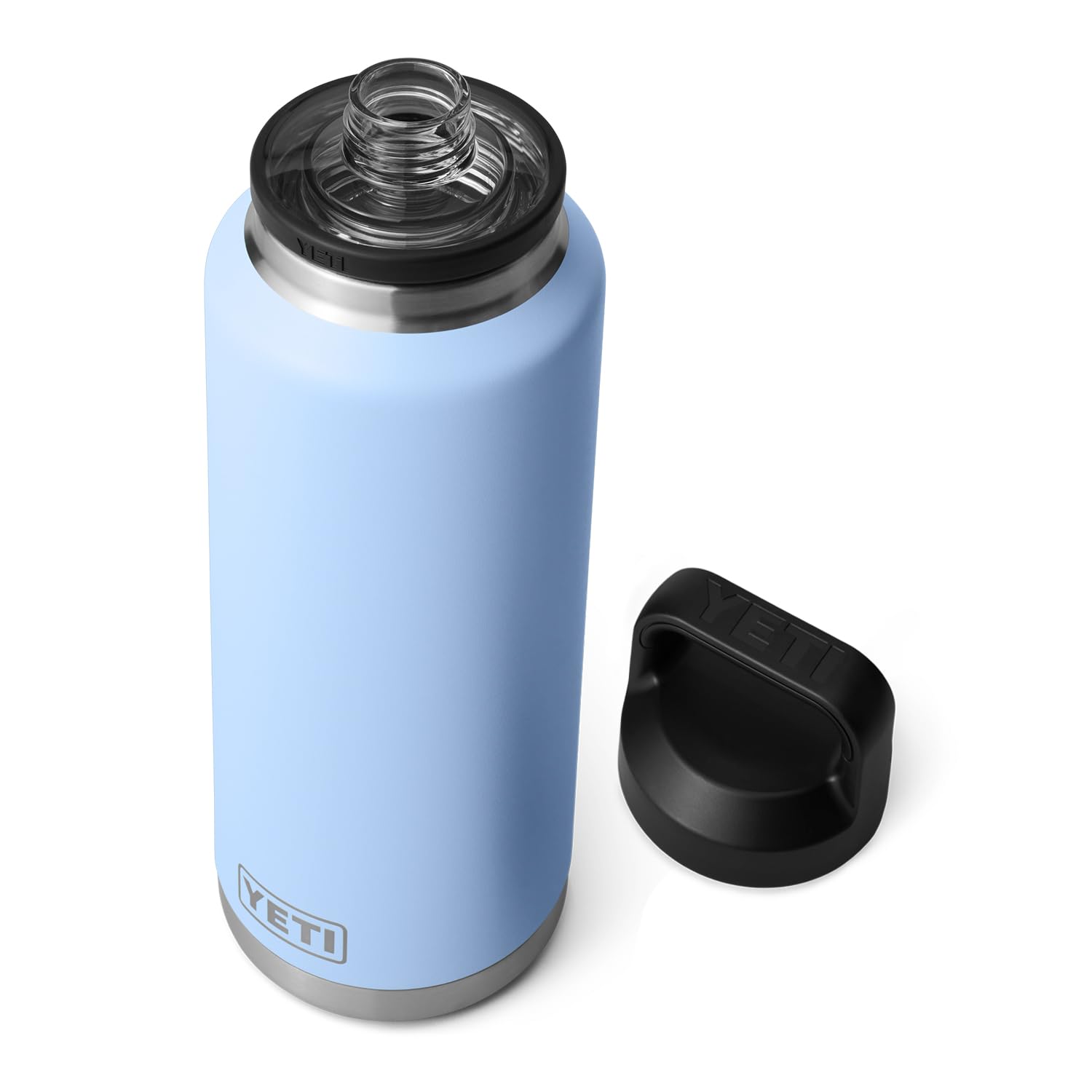 Botella YETI Rambler 46 oz azul cielo, ideal para actividades al aire libre.