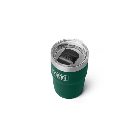 Diseño apilable YETI Rambler para uso barista y ahorro de espacio.