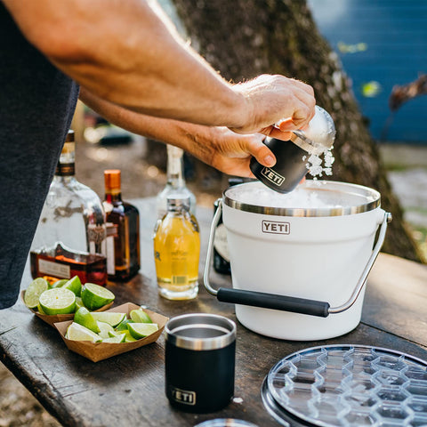 Uso en exterior del YETI Rambler Bucket para camping y reuniones