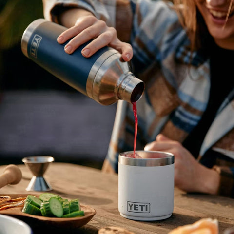 YETI Rambler coctel 20oz, diseño sin sudor evita condensación en las manos.