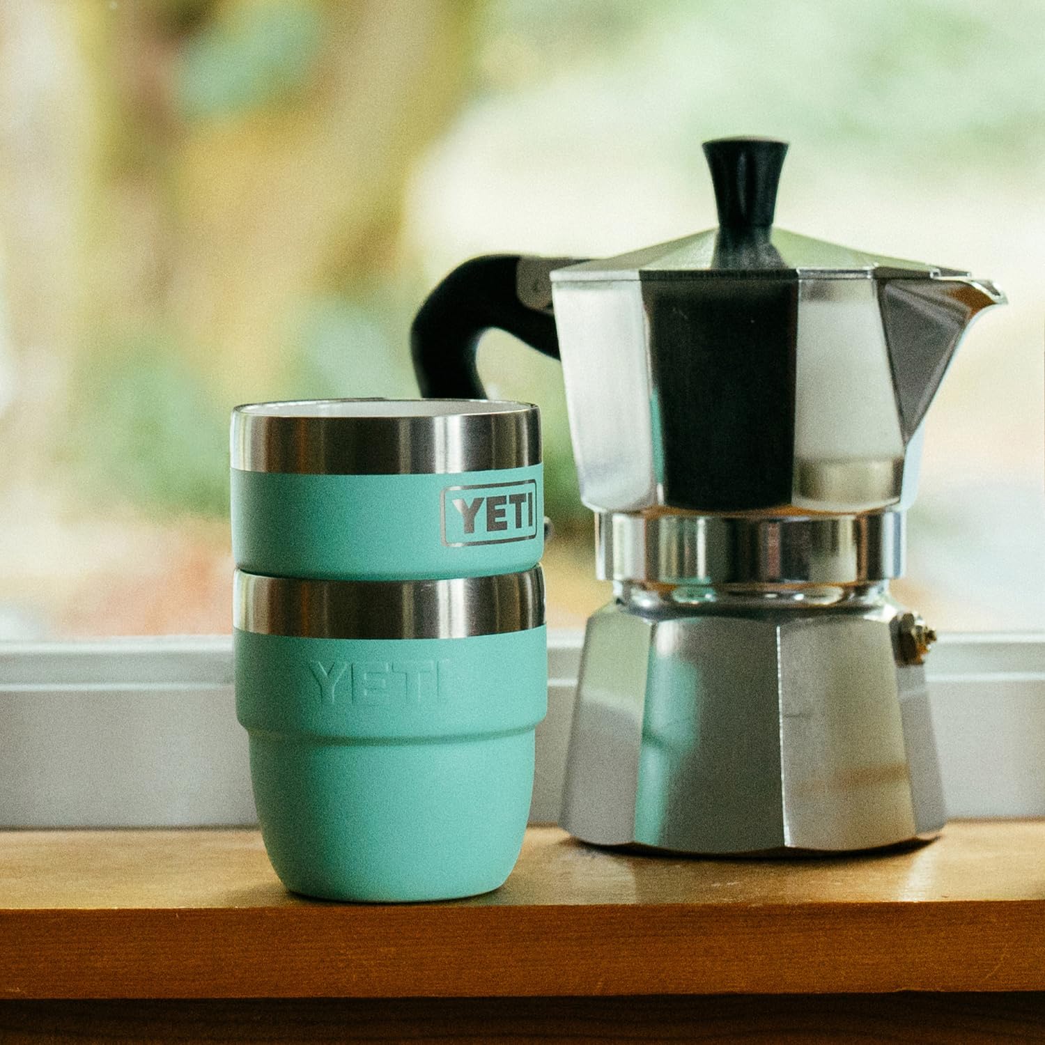 Color lima vibrante del set YETI Rambler para café diario.