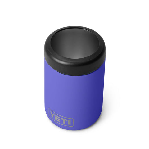 Colster YETI Rambler para lata de 12 onzas en Ultramarina Violeta mantiene bebidas frías.