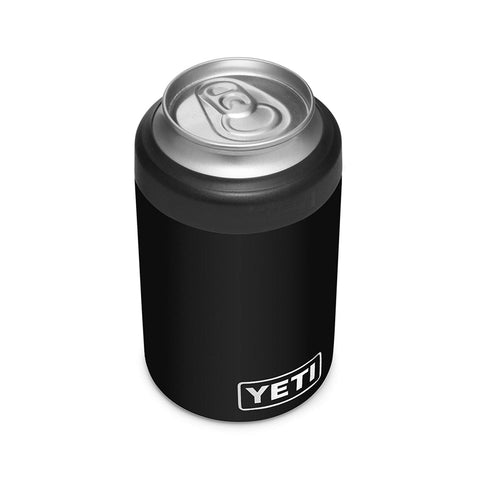 YETI Rambler Colster sostiene una lata fría en mano, ideal para exteriores