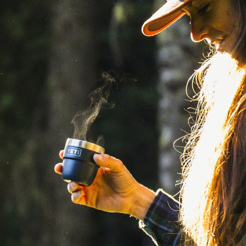 Rambler de YETI con diseño compatible para máquinas de café expreso.