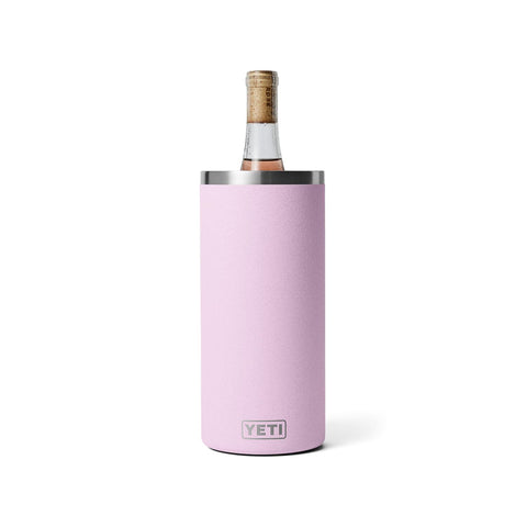 YETI Rambler enfriador-vino junto a la botella, ideal para noches al aire libre.