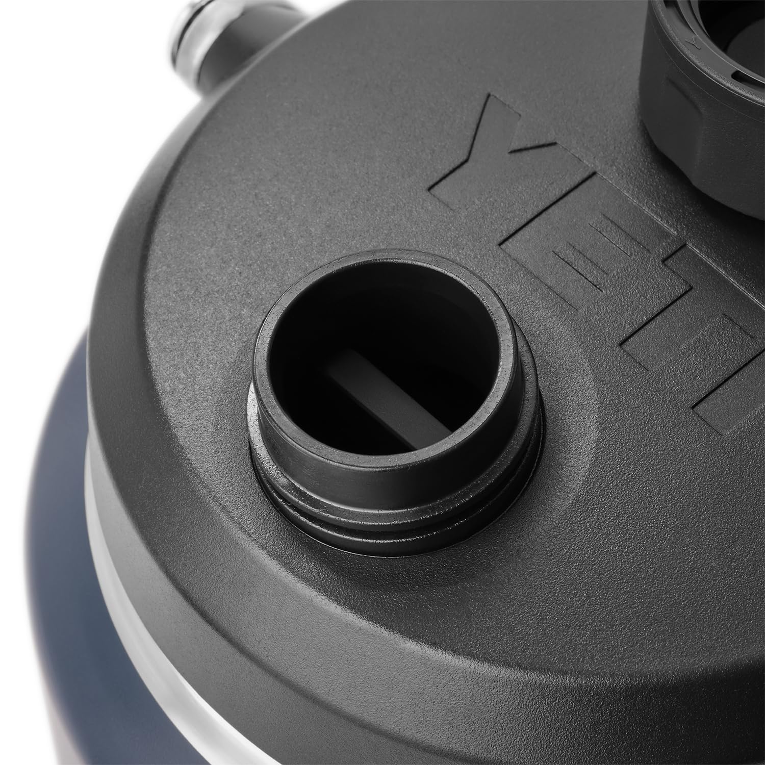 YETI Rambler Gallón 2.0 diseño ergonómico para uso diario y exterior.