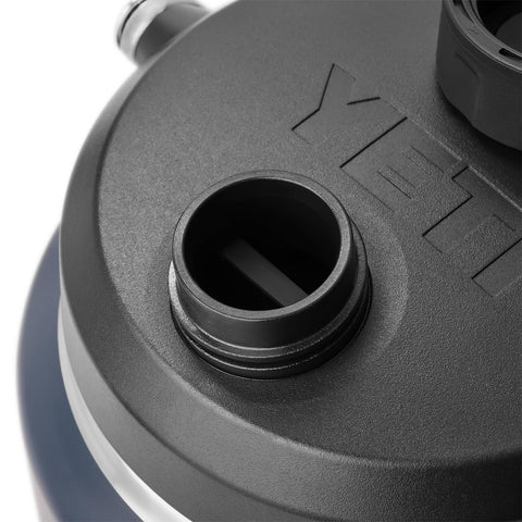 YETI Rambler Gallón 2.0 diseño ergonómico para uso diario y exterior.